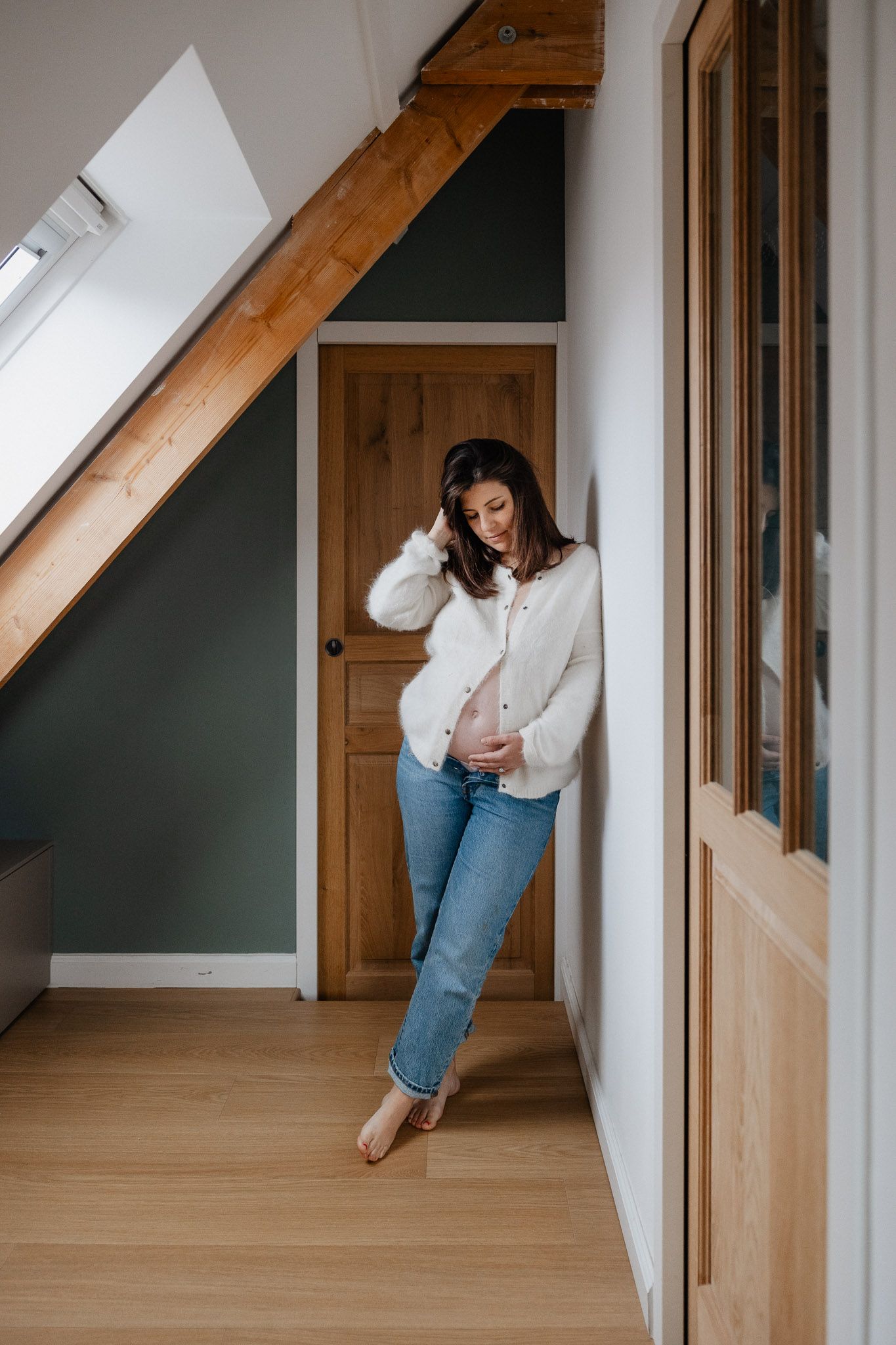 Maman enceinte pose seule, lumineuse et naturelle, seance grossesse en famille Lille.