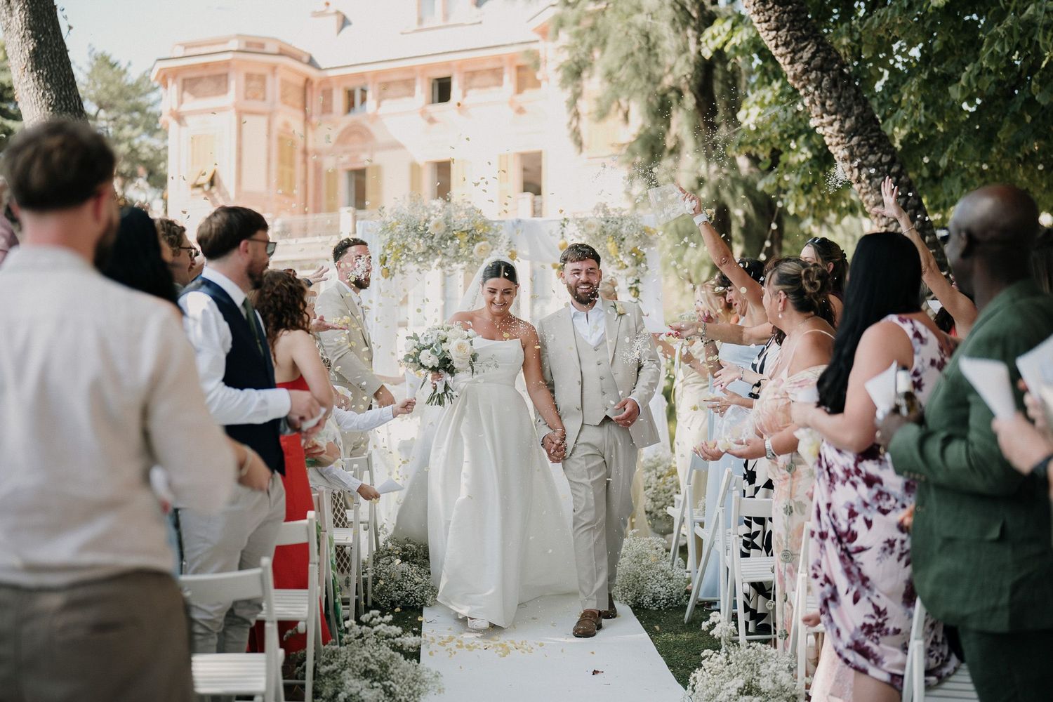 Uscita degli sposi con lancio del riso davanti a Villa Nobel Sanremo, matrimonio in Liguria