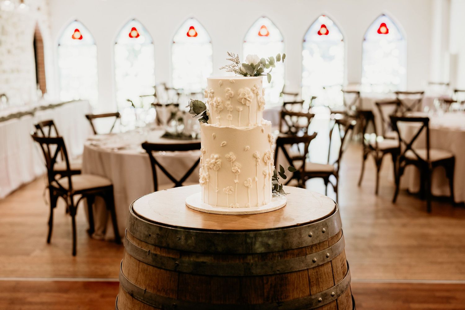 Wedding cake photography at a non-traditional wedding in NSW, photographed by Wollongong wedding photographer Serene Coleman.