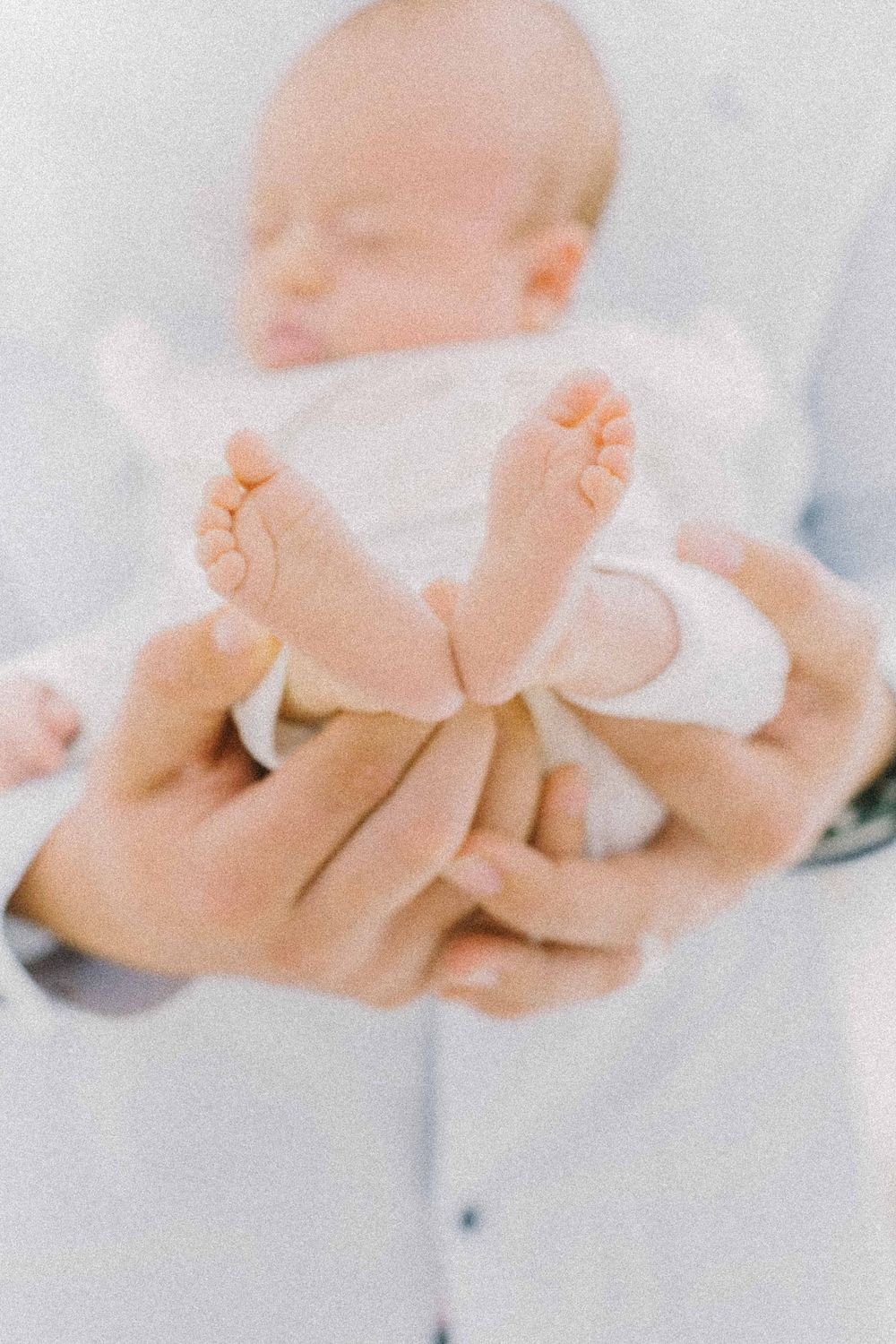 Newborn, and family photography in Alenquer, Lisbon, and across Portugal. Close-up of tiny baby feet and hands with soft focus.