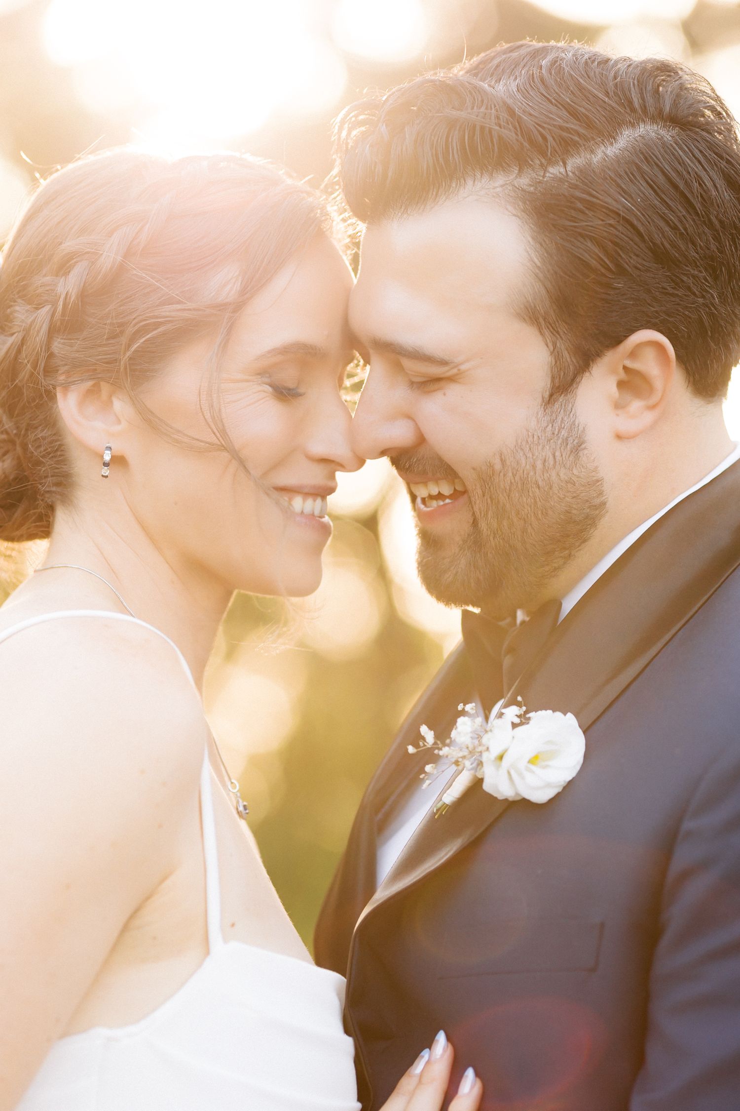 Romantic golden hour wedding photos at Quinta do Torneiro, Lisbon, by a Portugal wedding photographer