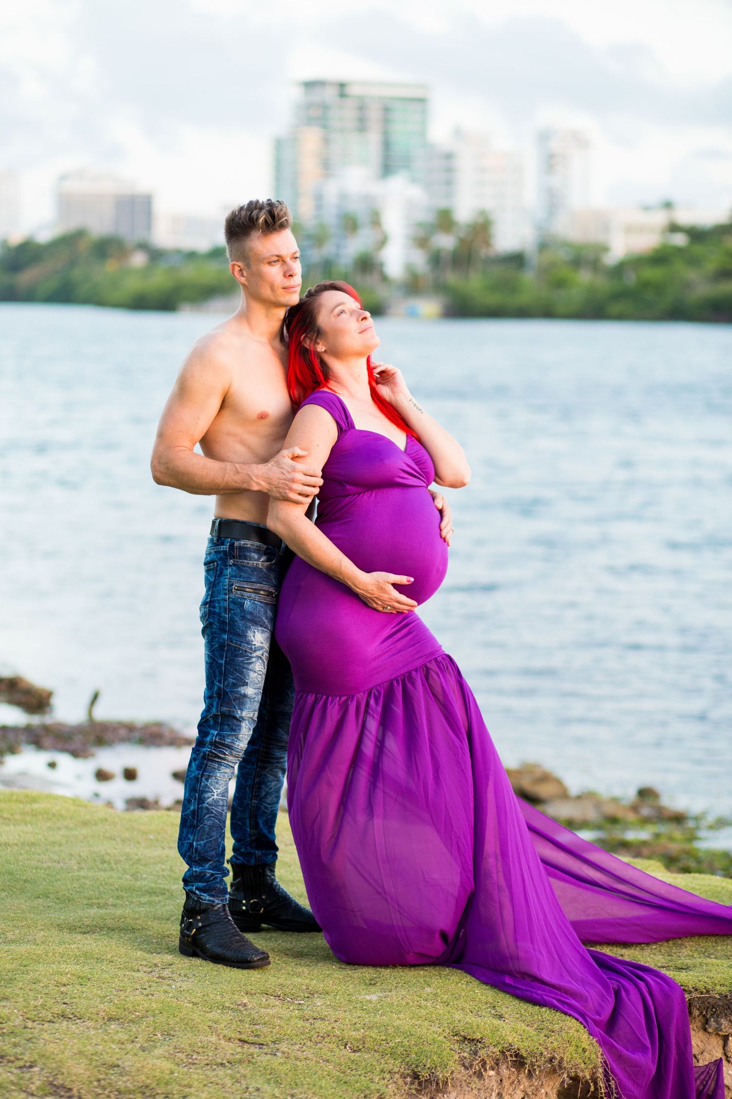 Maternity portrait. Husband and wife. Condado Lagoon. San Juan, Puerto Rico.