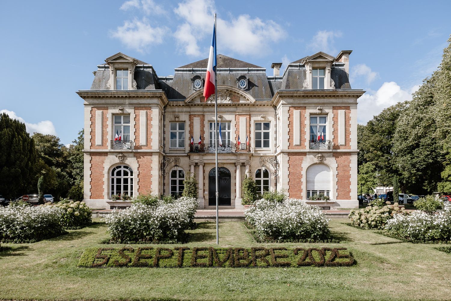 Mairie de Lambersart avec la date inscrite en fleurs pour un mariage chic et elegant en septembre photographie par une photographe a Lille.