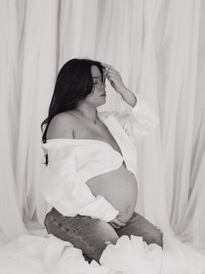 Bright, dreamy, timeless images capturing love, connection, tiny details, and the beautiful seasons of family life in Las Vegas.