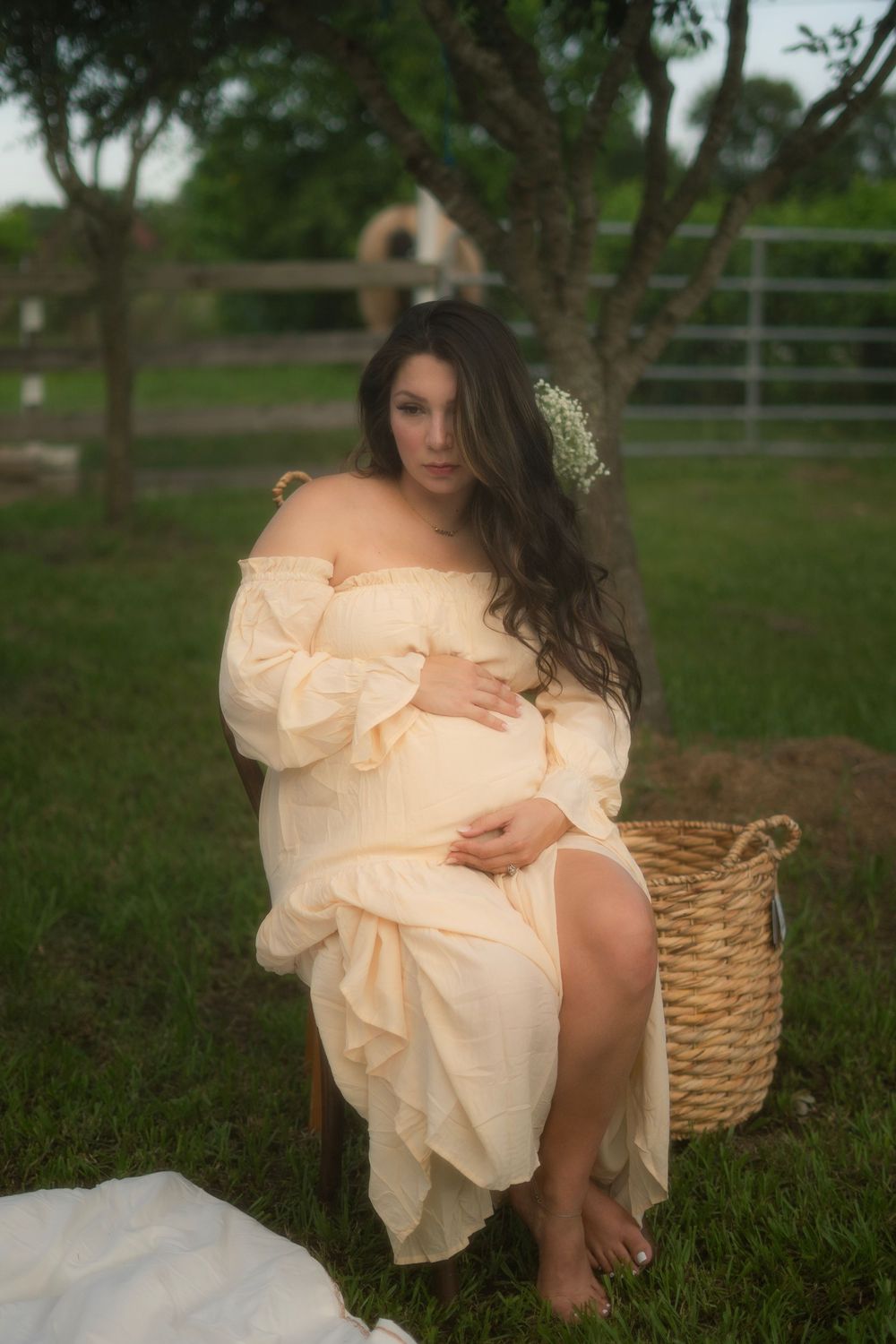 Maternity session outdoors. Natural light, candid moments, lifestyle photography, motherhood photography, maternity photography.