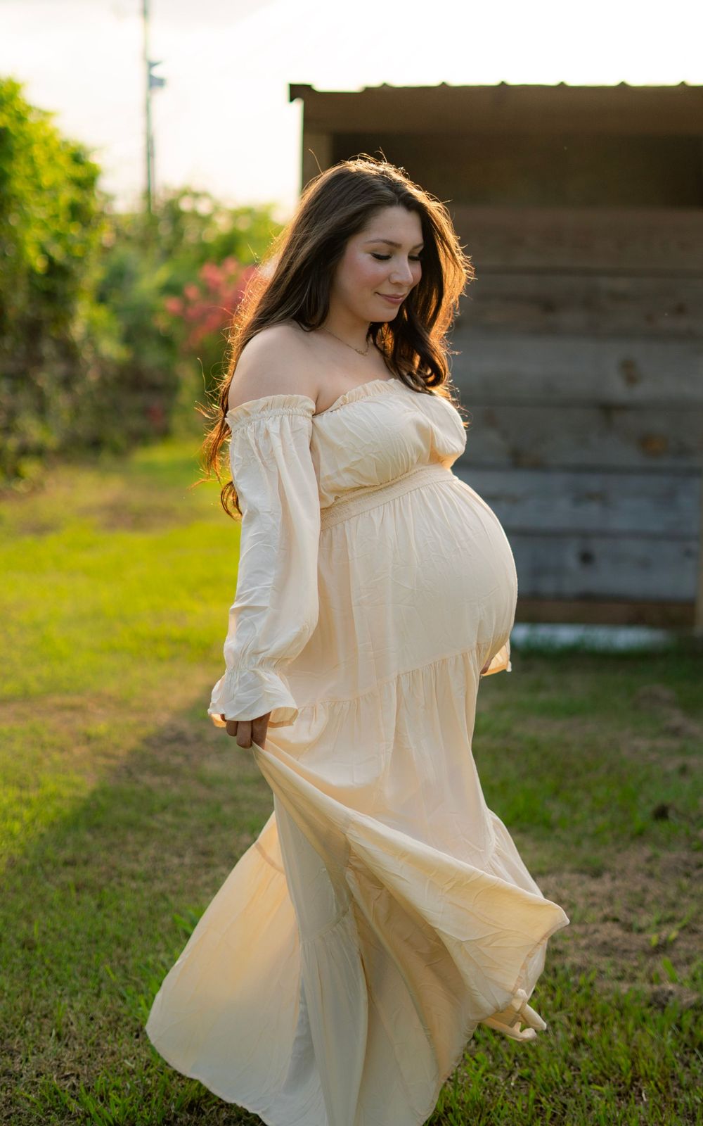 Maternity session outdoors. Natural light, candid moments, lifestyle photography, motherhood photography, maternity photography.