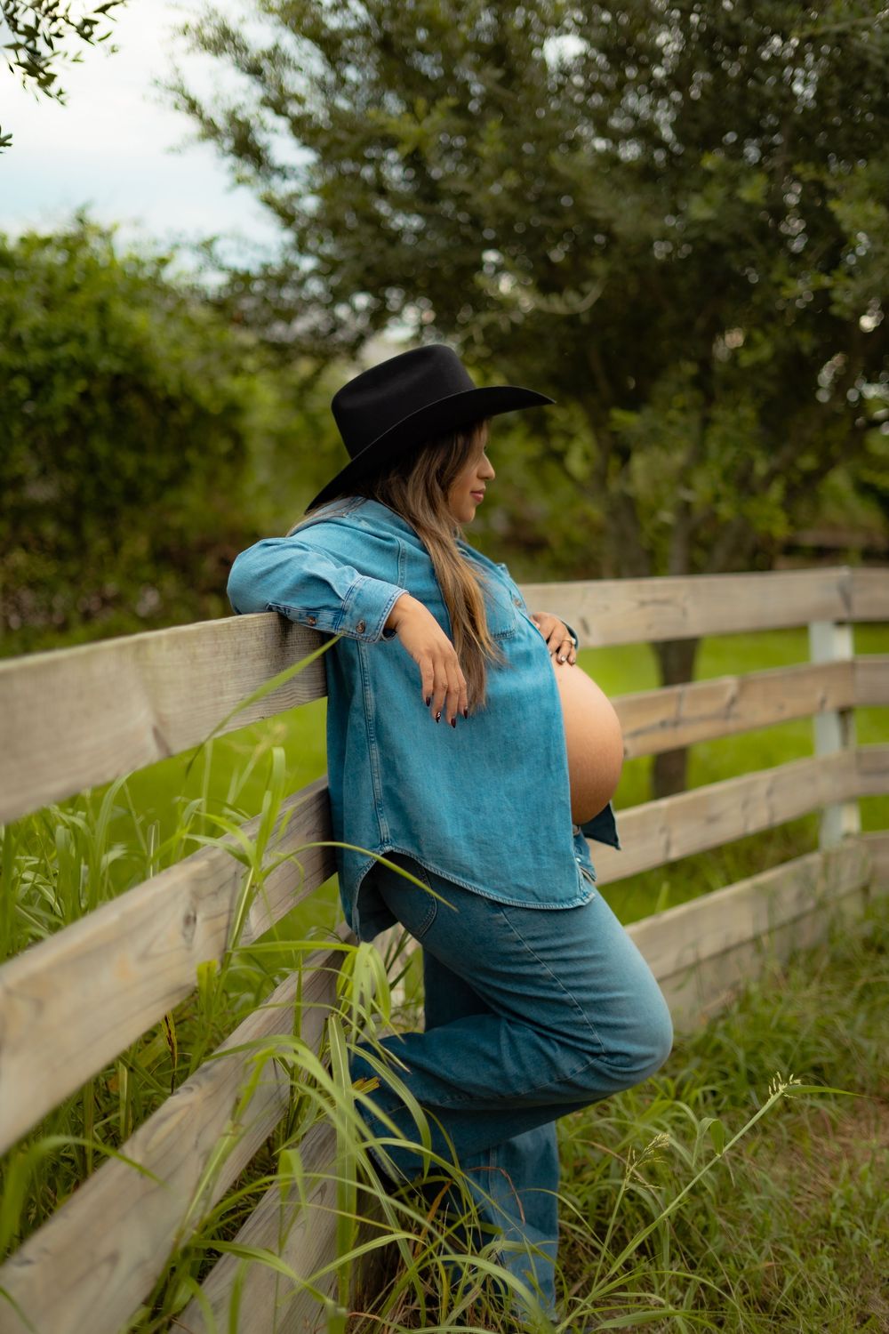 Maternity session outdoors. Natural light, candid moments, lifestyle photography, motherhood photography, maternity photography.