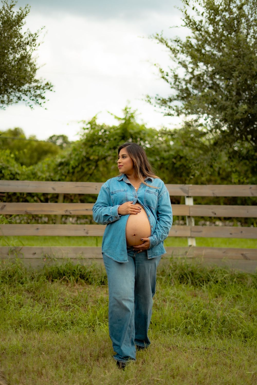 Maternity session outdoors. Natural light, candid moments, lifestyle photography, motherhood photography, maternity photography.