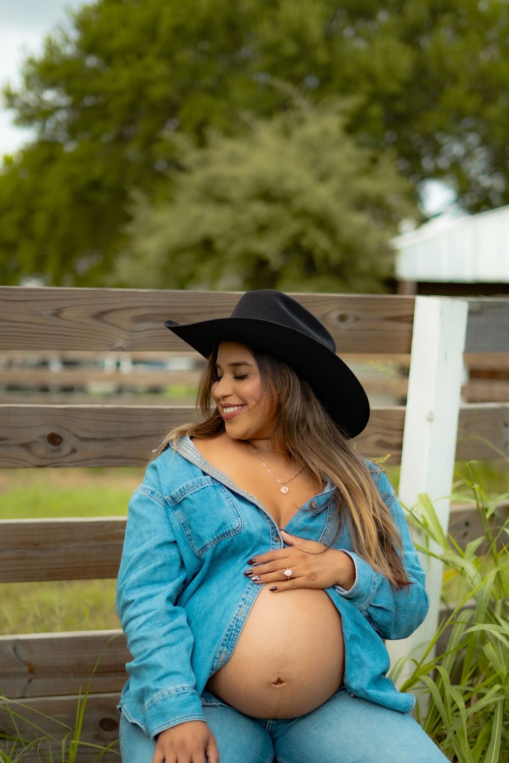 Maternity session outdoors. Natural light, candid moments, lifestyle photography, motherhood photography, maternity photography.