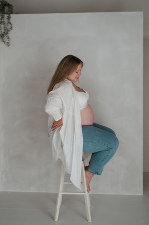 Zwangerschapsfotoshoot  in daglicht studio M te Moerbeke. Melissa Stuer Moederschapsfotograaf  fotograaf