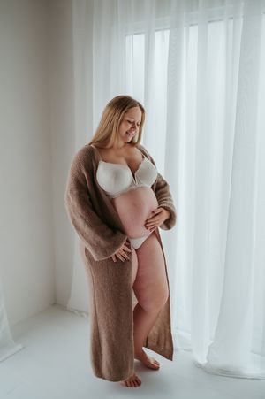 Zwangerschapsfotoshoot blote buik in daglicht studio M te Moerbeke. Melissa Stuer Moederschapsfotograaf Moerbeke fotograaf