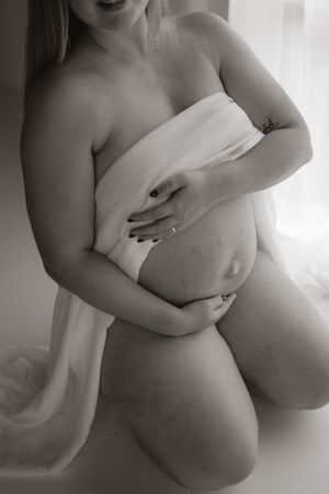 Intieme zwangerschapsfotografie blote buik in daglicht studio M te Moerbeke. Melissa Stuer Moederschapsfotograaf Moerbeke fotograaf