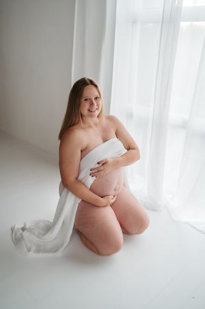 Intieme zwangerschapsfotoshoot blote buik  in daglicht studio M te Moerbeke. Melissa Stuer Moederschapsfotograaf  fotograaf