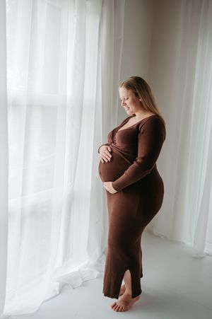 Zwangerschapsfotoshoot  in daglicht studio M te Moerbeke. Melissa Stuer Moederschapsfotograaf  fotograaf