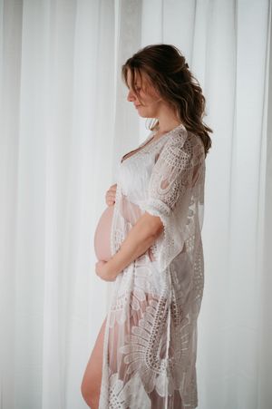 Zwangerschapsfotoshoot blote buik lingerie en kimono in daglicht studio M te Moerbeke. Melissa Stuer Moederschapsfotograaf  fotograaf
