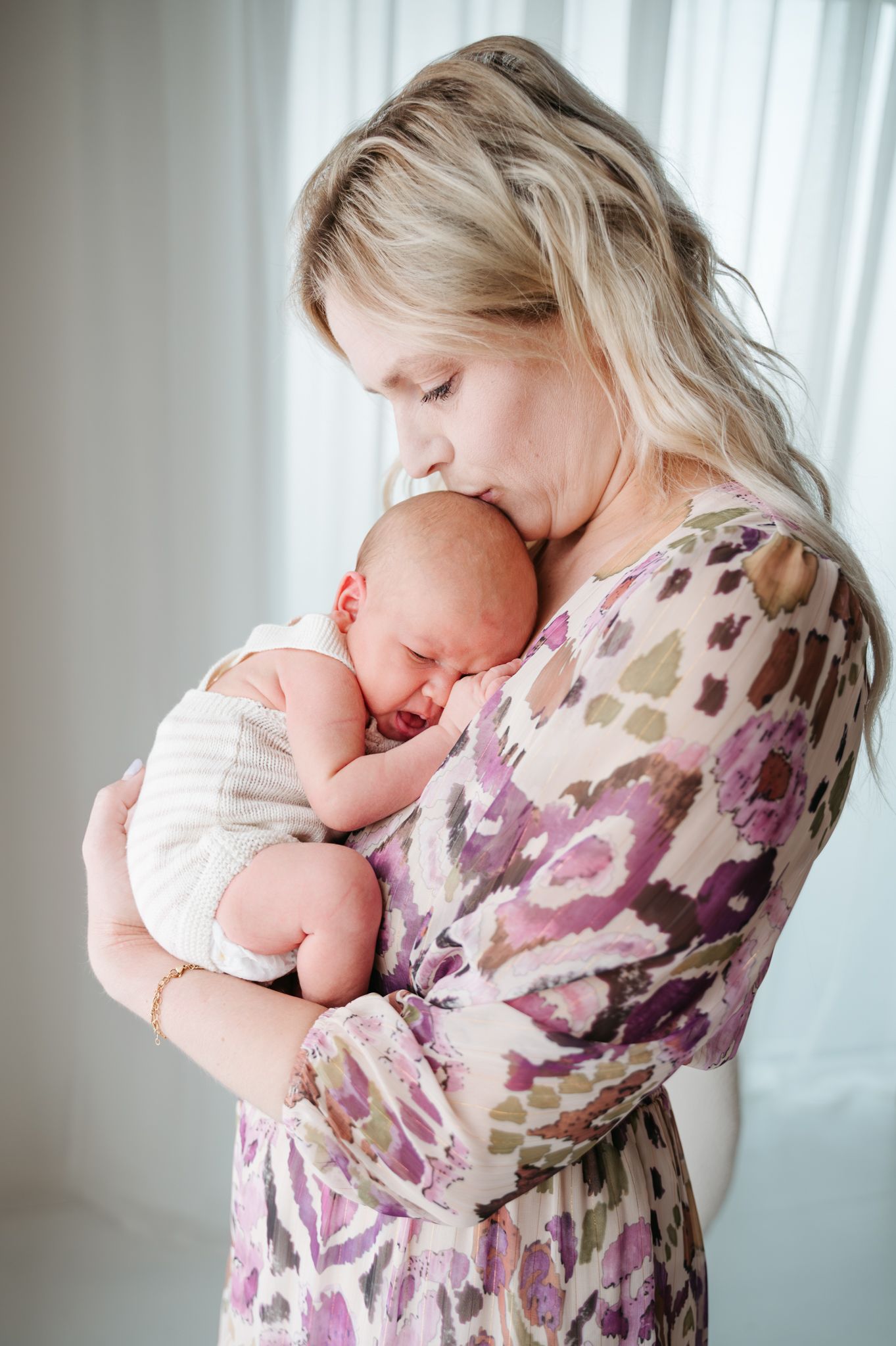 Newbornfotografie in daglicht studio M te Moerbeke. Melissa Stuer Moederschapsfotograaf  fotograaf. Nieuw Leven, mama en baby