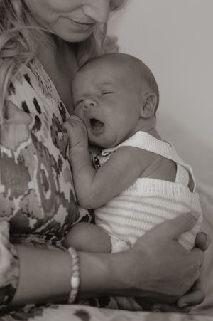 Newbornfotoshoot in daglicht studio M te Moerbeke. Melissa Stuer Moederschapsfotograaf  fotograaf. Nieuw Leven, geeuwende baby