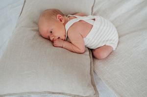 Newbornfotoshoot in daglicht studio M te Moerbeke. Melissa Stuer Moederschapsfotograaf  fotograaf. pasgeboren baby, newborn fotografie