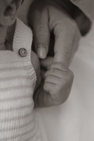 Newbornfotoshoot detail handen in daglicht studio M te Moerbeke. Melissa Stuer Moederschapsfotograaf  fotograaf baby