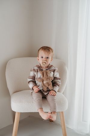 Kinderfotoshoot blote buik in daglicht studio M te Moerbeke. Melissa Stuer Moederschapsfotograaf fotograaf