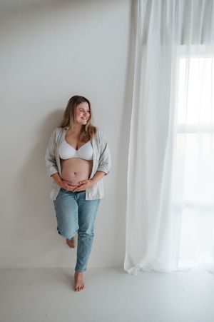 Zwangerschapsfotoshoot blote buik lingerie in daglicht studio M te Moerbeke. Melissa Stuer Moederschapsfotograaf  fotograaf