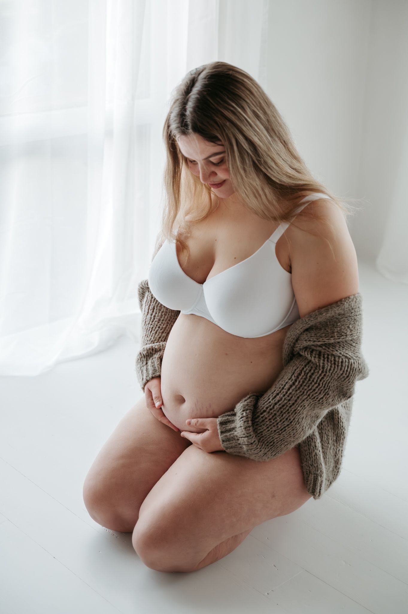 Zwangerschapsfoto blote buik in daglicht studio M te Moerbeke. Melissa Stuer Moederschapsfotograaf Moerbeke fotograaf