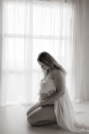 Zwangerschapsfotoshoot blote buik lingerie in daglicht studio M te Moerbeke. Melissa Stuer Moederschapsfotograaf  fotograaf
