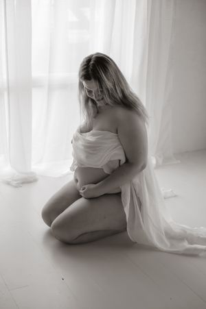 Intieme zwangerschapsfotoshoot blote buik in daglicht studio M te Moerbeke. Melissa Stuer Moederschapsfotograaf Moerbeke fotograaf