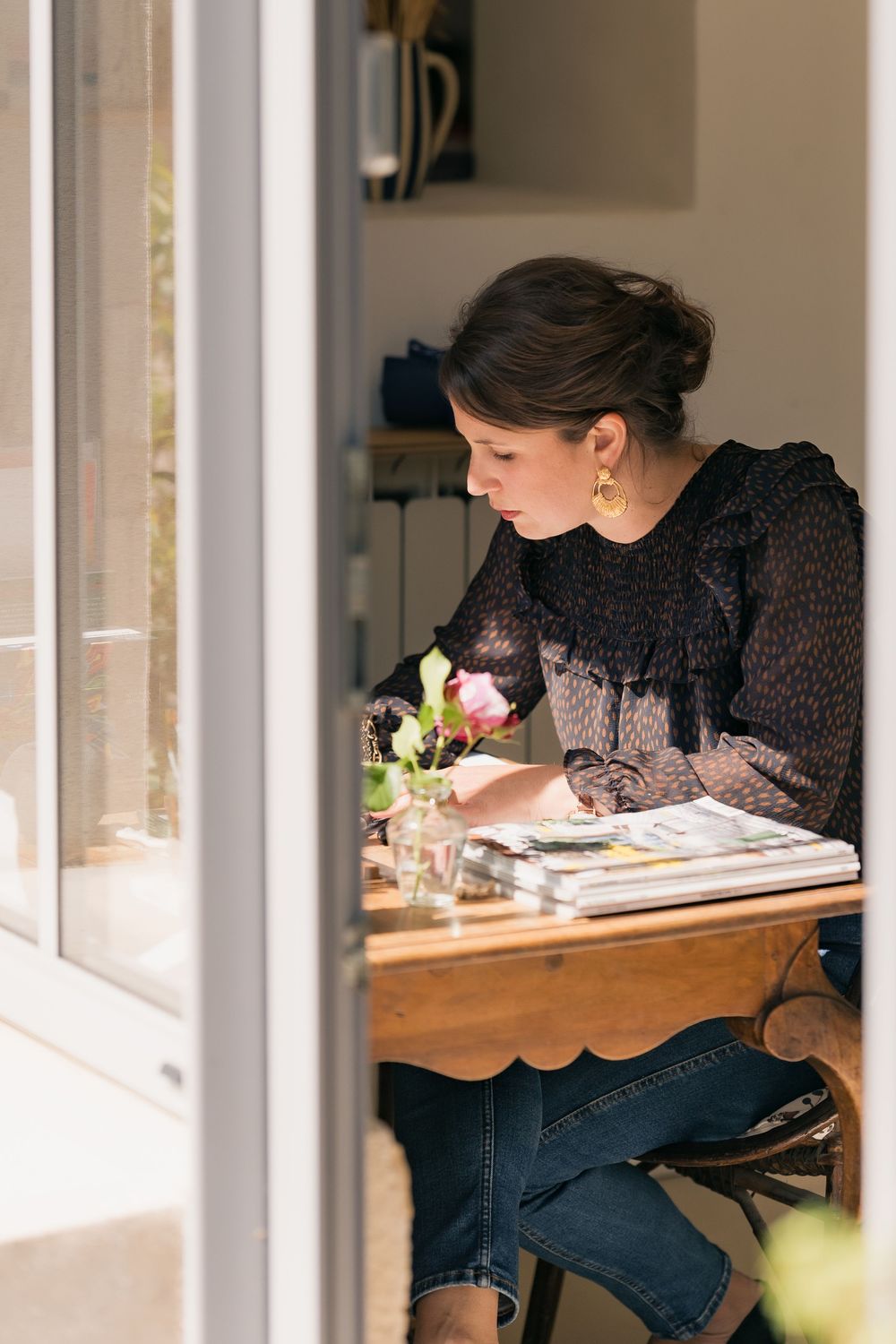 Architecte d'intérieur dans son atelier