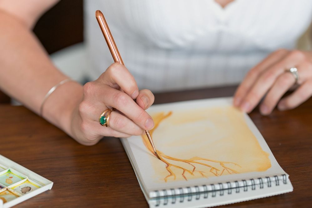 Gros plan sur le dessin d'une illustratrice