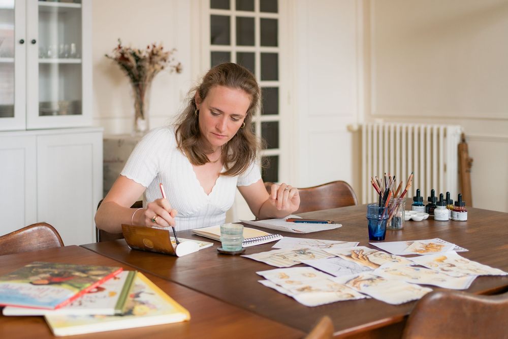Illustratrice dans son atelier à Fontainebleau