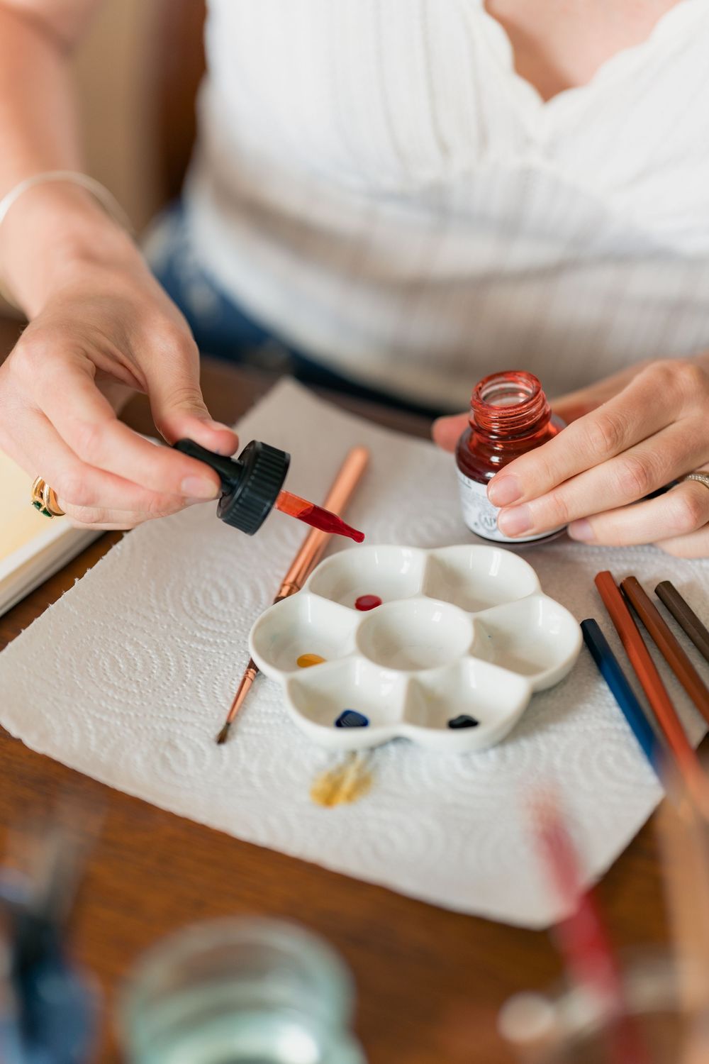 Gestes de savoir-faire: artisan manipulant des encres pigmentées