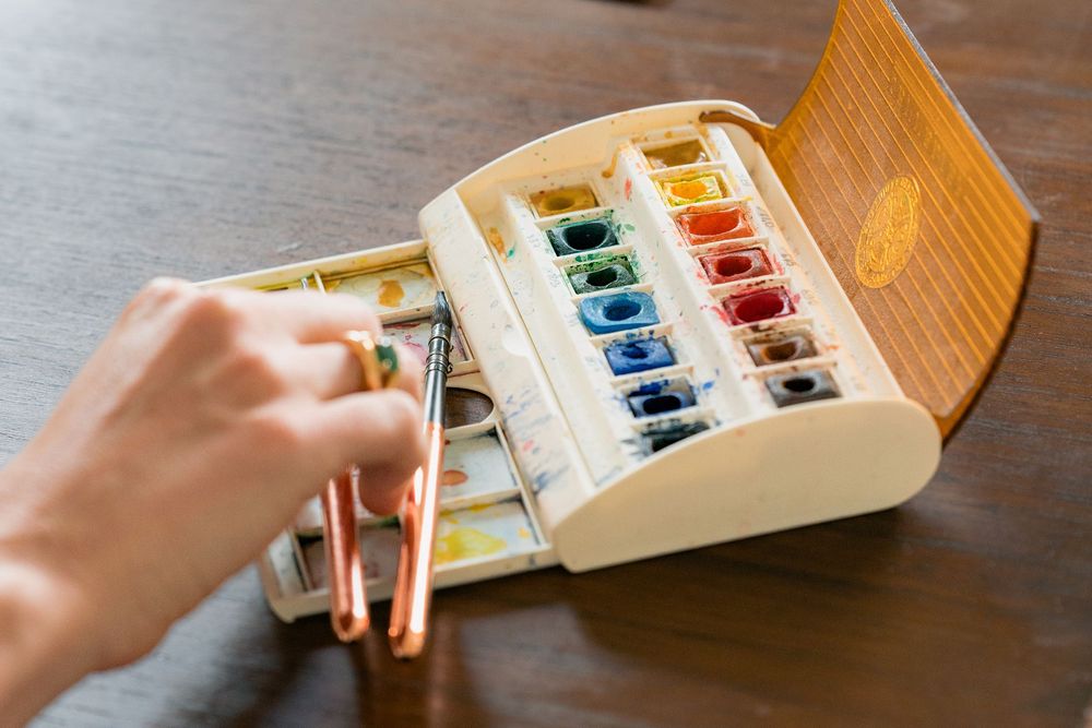 Palette d'aquarelle en lumière naturelle