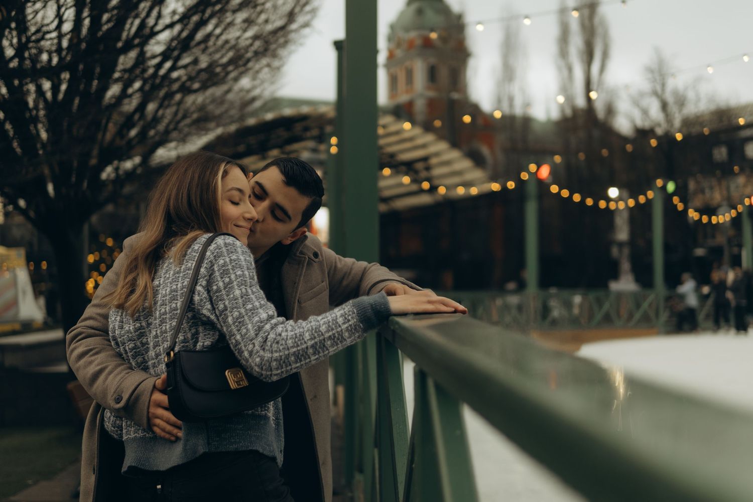 couple kissing at ice ring in Kungsträdgården during Christmas photoshoot in Stockholm for couples