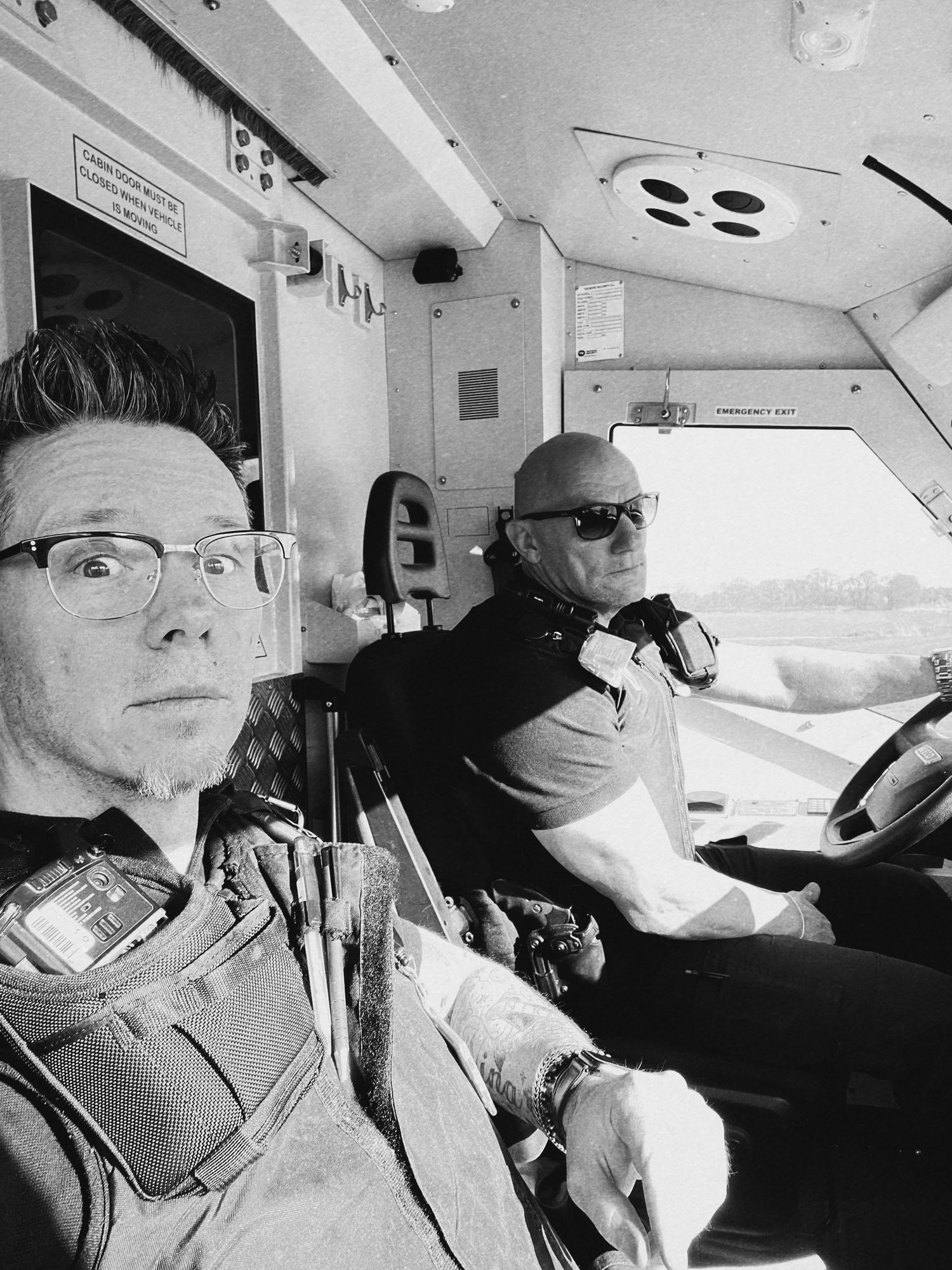 Zwart-wit fotoserie met passagiers die beschermende gezichtsmaskers dragen tijdens het reizen in een geldtransport cabine.