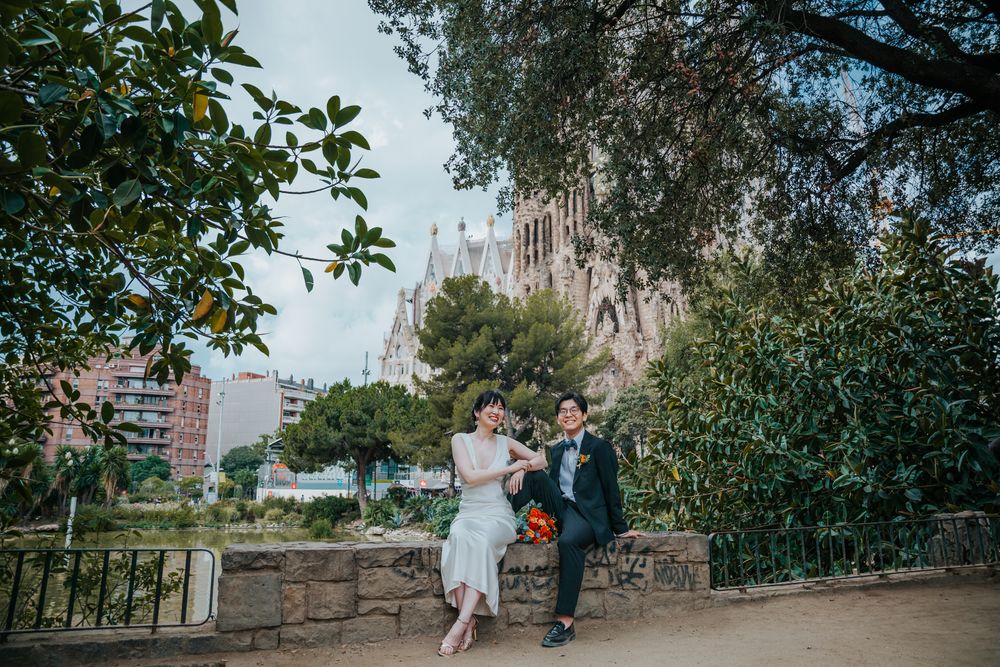 Timeless love captured in a breathtaking anniversary photoshoot at Sagrada Familia & Palau de la Música.