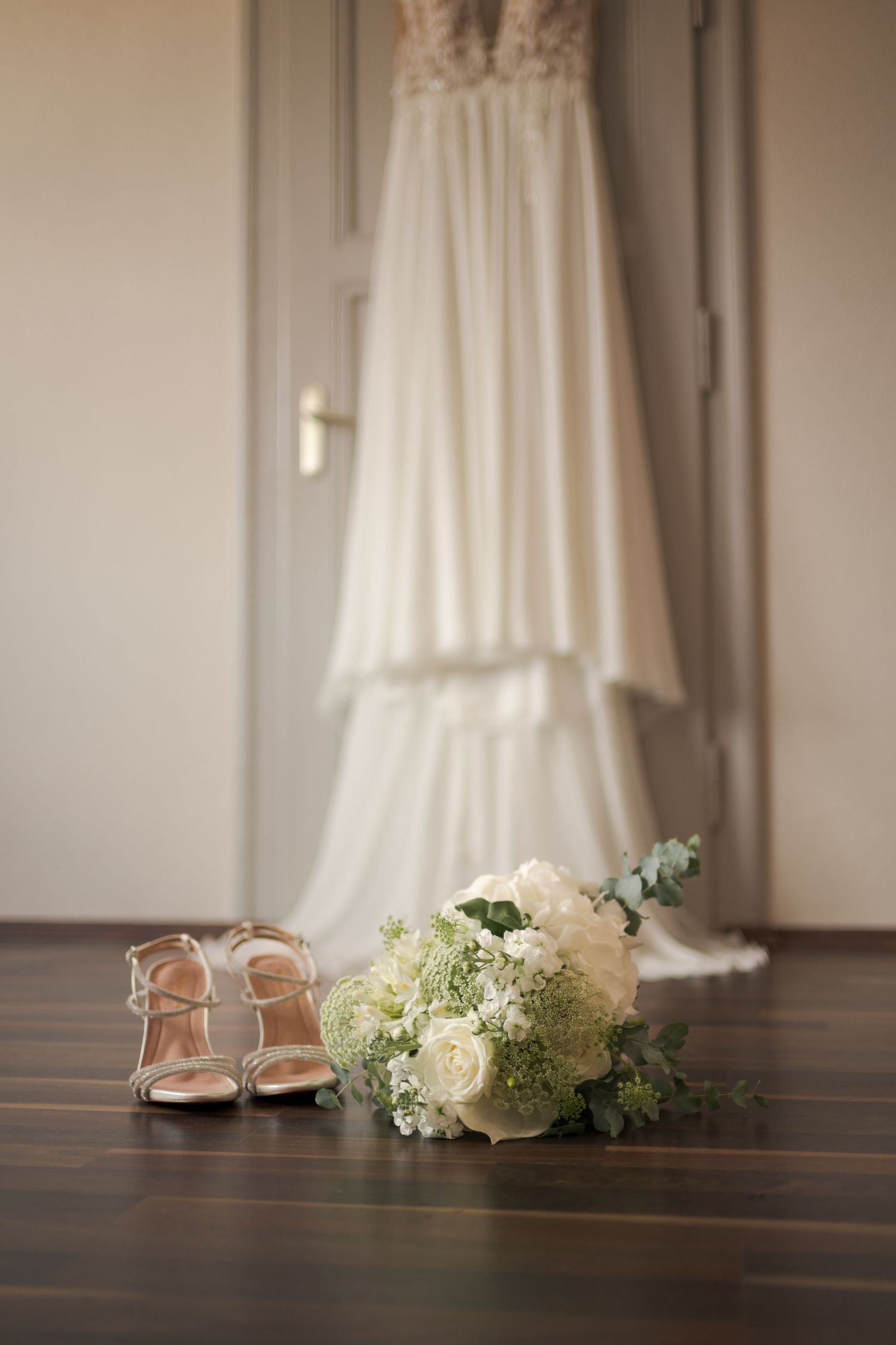 Détails des accessoires de la mariée.