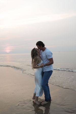 Daisy Greer Photography, Virginia Beach couples photographer, Virginia Beach engagement photographer, dreamy golden hour beach engagement