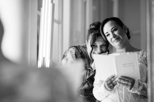 Portrait en noir et blanc d’une mariée souriante faisant des Berakhot avant sa Houppa, moment intime et spontané.