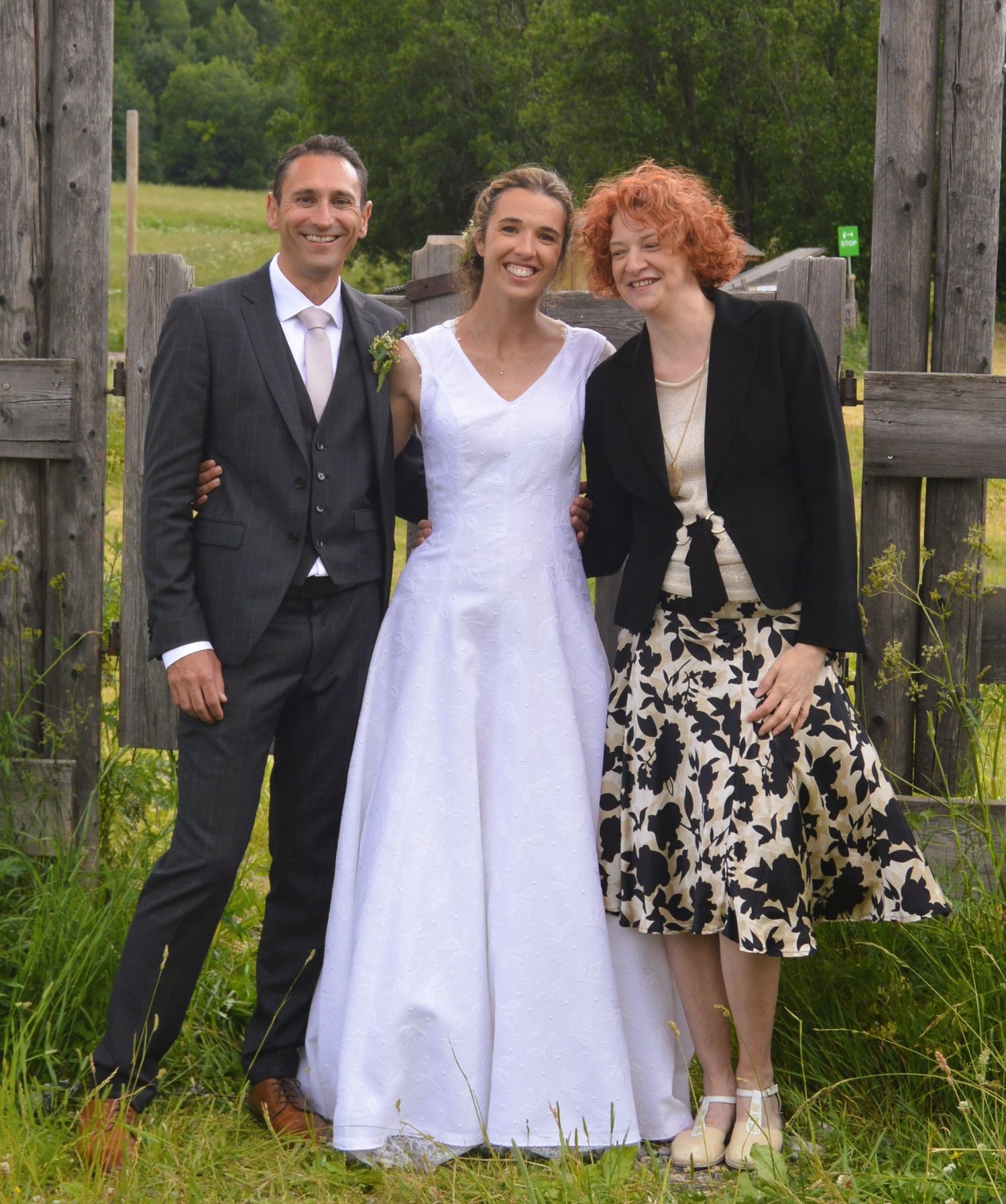 Couple de mariés avec la photographe