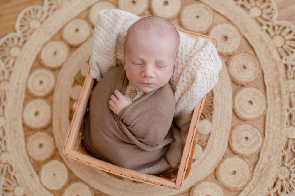 Kendall Kuss Photography Waukesha County family photographer. Newborn photos in Watertown WI natural light studio