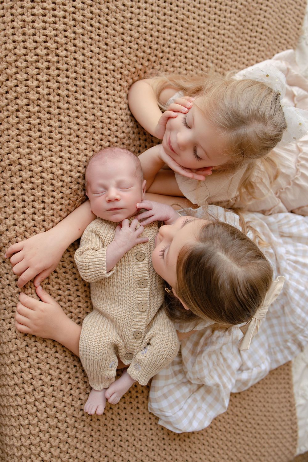 Kendall Kuss Photography Waukesha County family photographer. Newborn photos in Watertown WI natural light studio