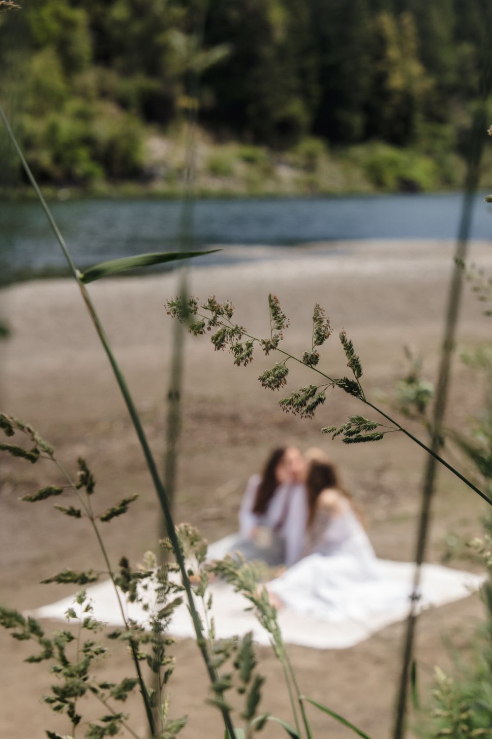 Eloping couple picnics by the Smith River