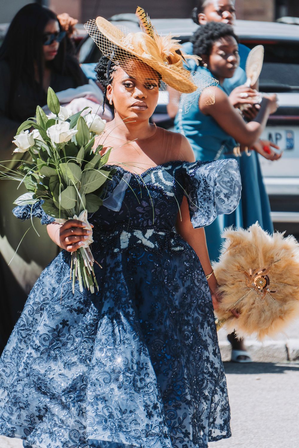 La mariée s'avançant vers la mairie