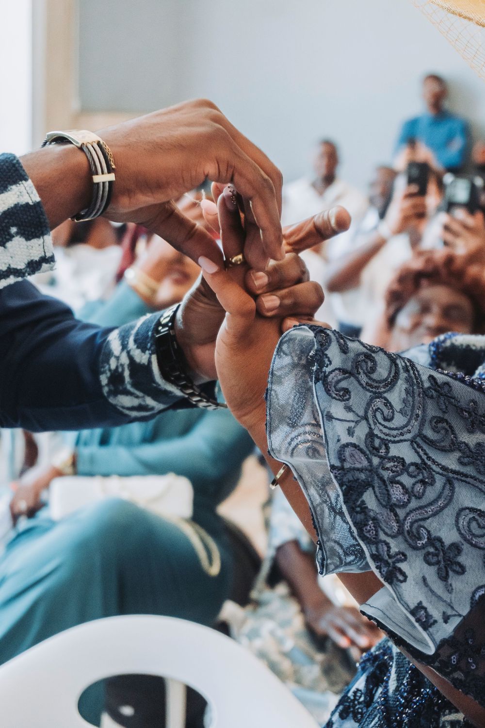 Cérémonie civile, le marié passant l'alliance au doigt de la mariée