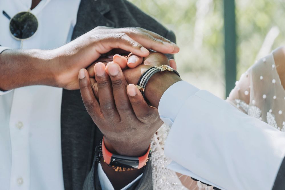 Le père de la mariée confiant sa main à celle du marié