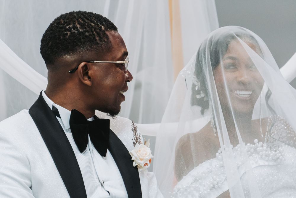 Mariés qui se regardent en souriant dans l'église, photographie de mariage fine art