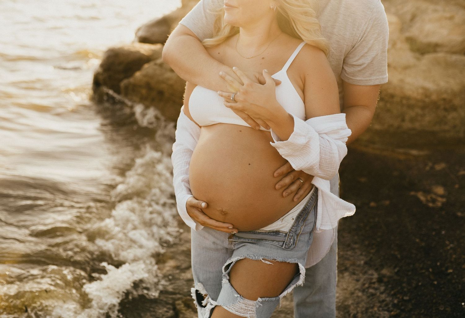 Relaxed maternity photos featuring denim and neutral summer outfits at Lake Grapevine