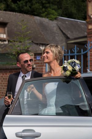 Photographie d’un couple lors d’un événement en extérieur, dans un cadre champêtre.