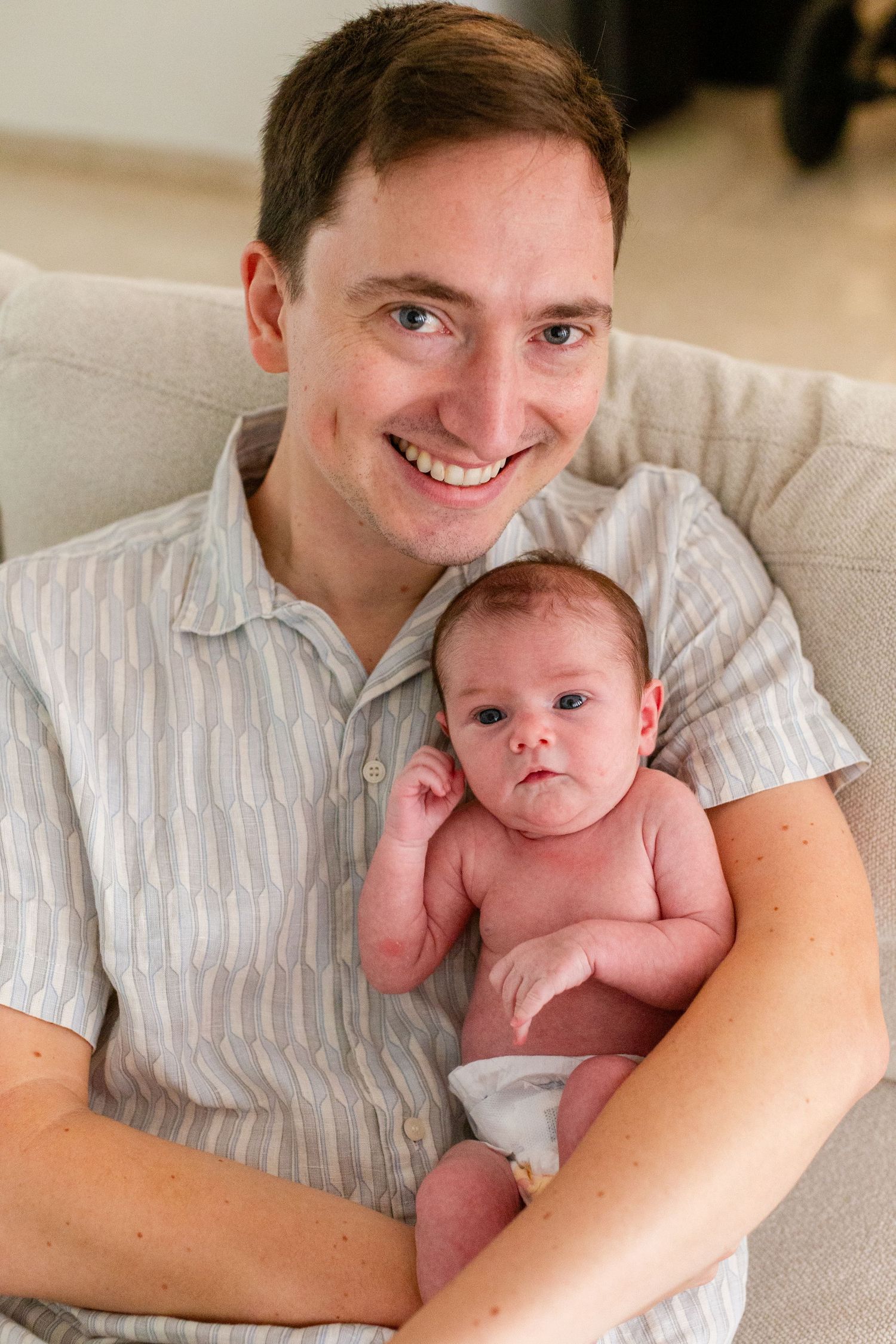 Portrait of a father and newborn. In-home lifestyle newborn session in Guaynabo, Puerto Rico.